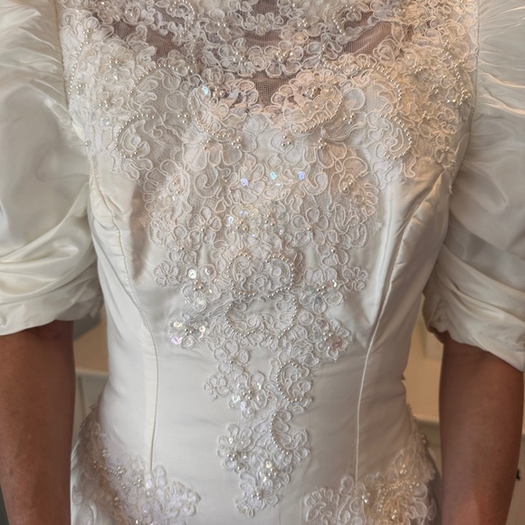 Vintage wedding dress with long train - Picture 5 of 11